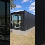真っ黒でも涼しくコンテナハウス登場